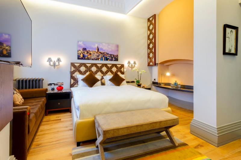 Deluxe Double Room with Sea View image 3