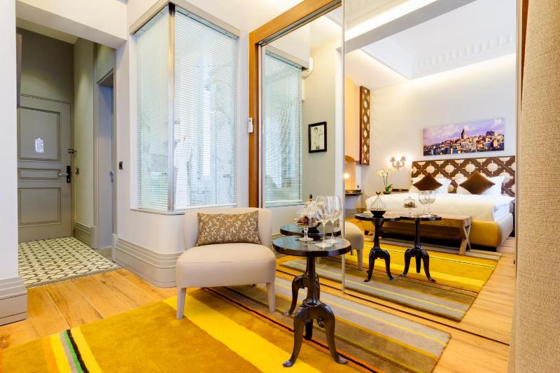 Deluxe Double Room with Sea View image 2