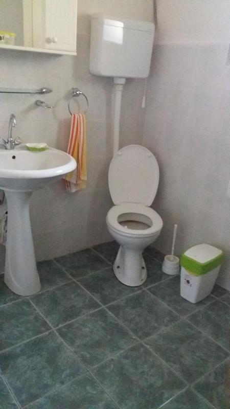 Economy Triple Room with Shared Bathroom image 3