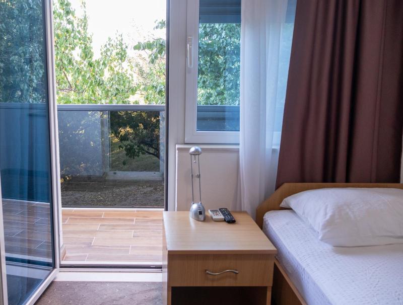 Twin Room image 3