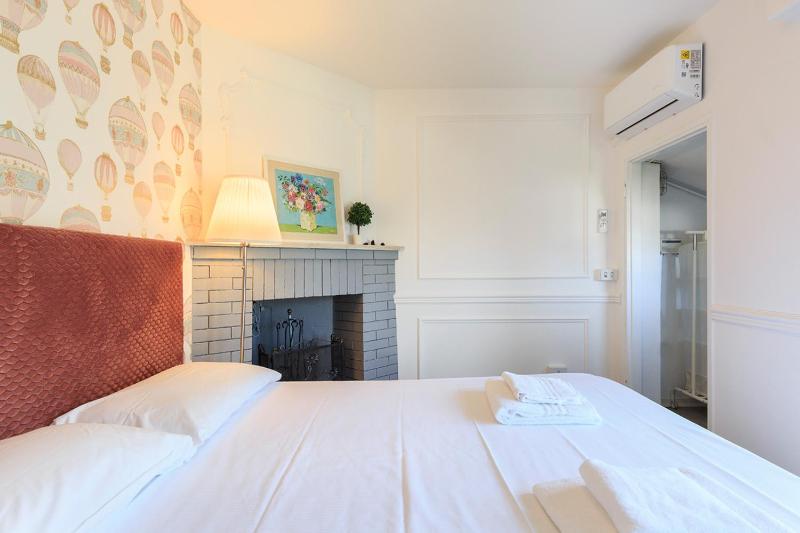 One-Bedroom Apartment image 4