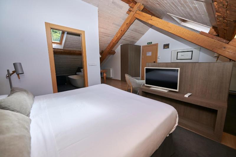 Deluxe Suite image 3