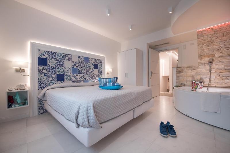 Deluxe Double Room with Private Jacuzzi image 4