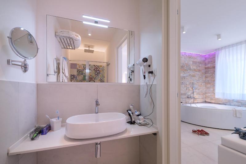 Amalfi Suite Boutique Hotel - image 25