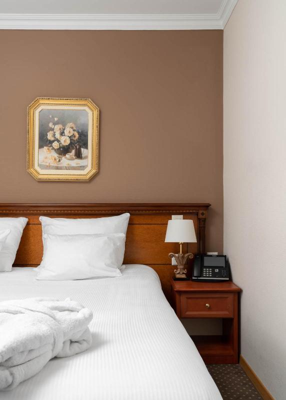 Small Double Room image 3
