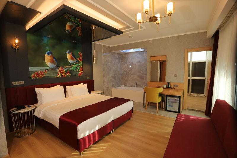 Deluxe Double Room with Bath image 2