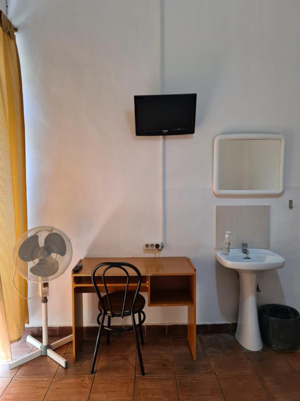 Triple Room with Shared Bathroom image 2