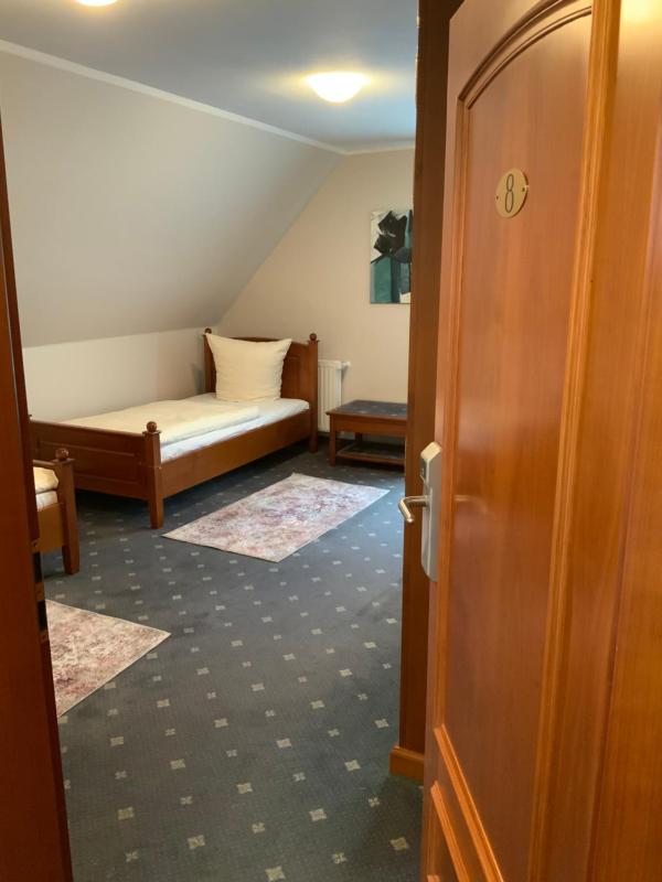 Economy Twin Room image 1