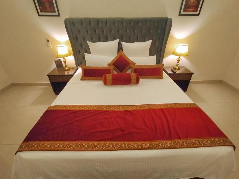 Standard King Room image 4