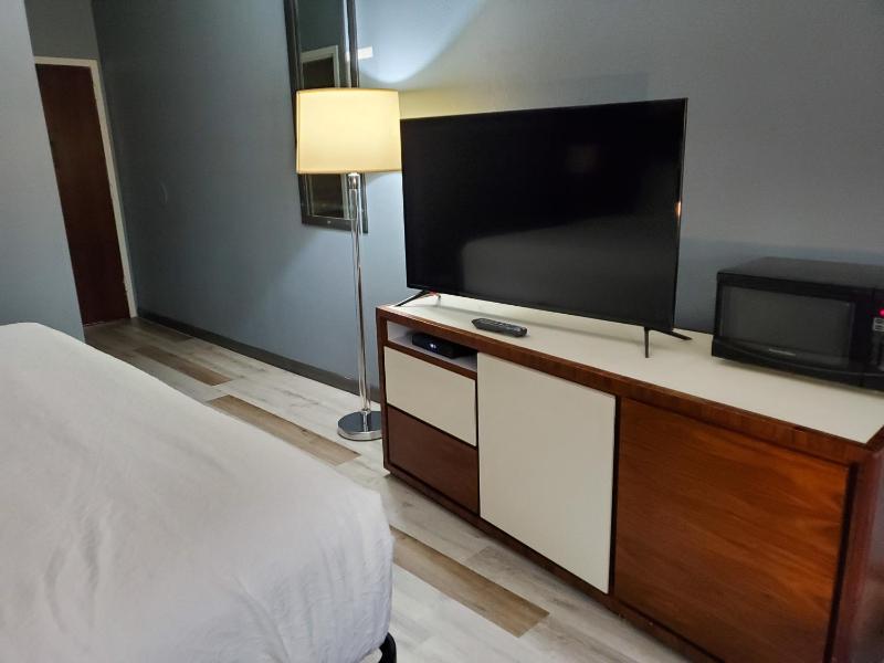 Queen Room with Two Queen Beds - Non-Smoking image 3
