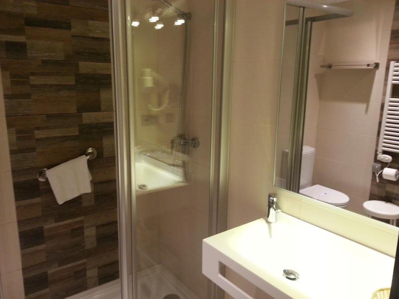 Superior Double or Twin Room with Lateral Sea View image 2