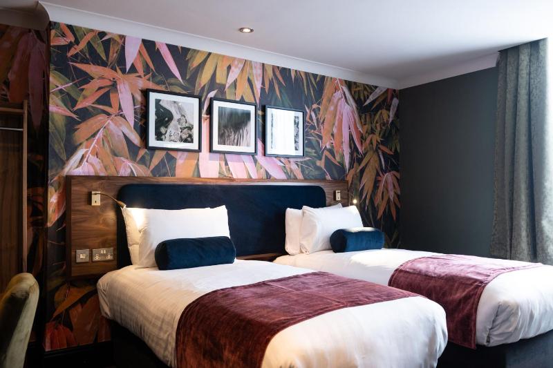 Standard Twin Room image 4
