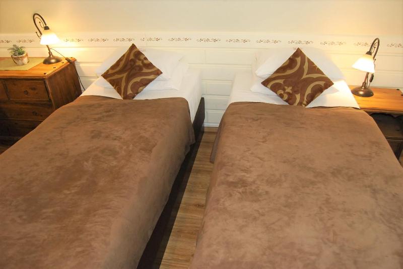Twin Room image 2