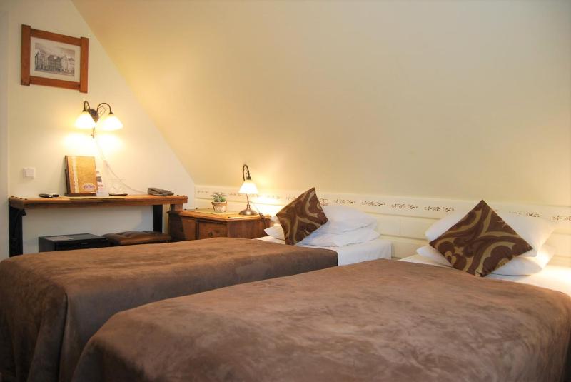 Twin Room image 3