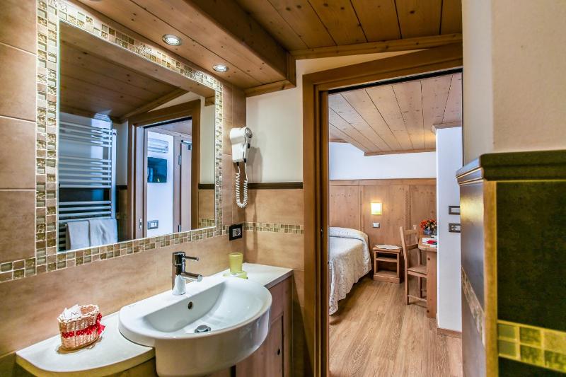 Deluxe Double Room with Balcony image 3