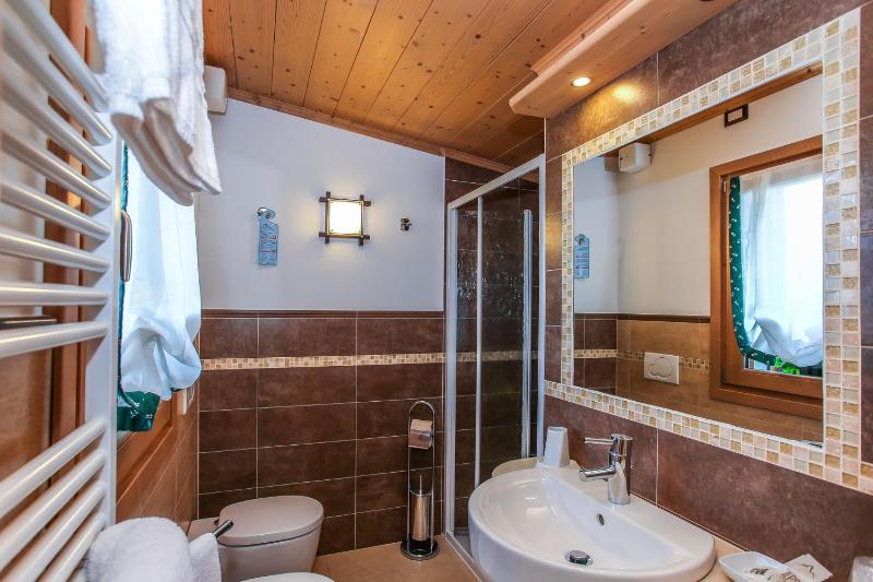 Deluxe Double Room with Balcony image 4