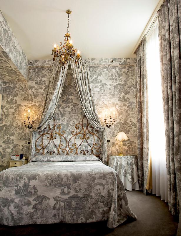 Junior Suite with Canal View image 1