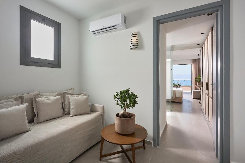 Deluxe Suite with Sea View image 4
