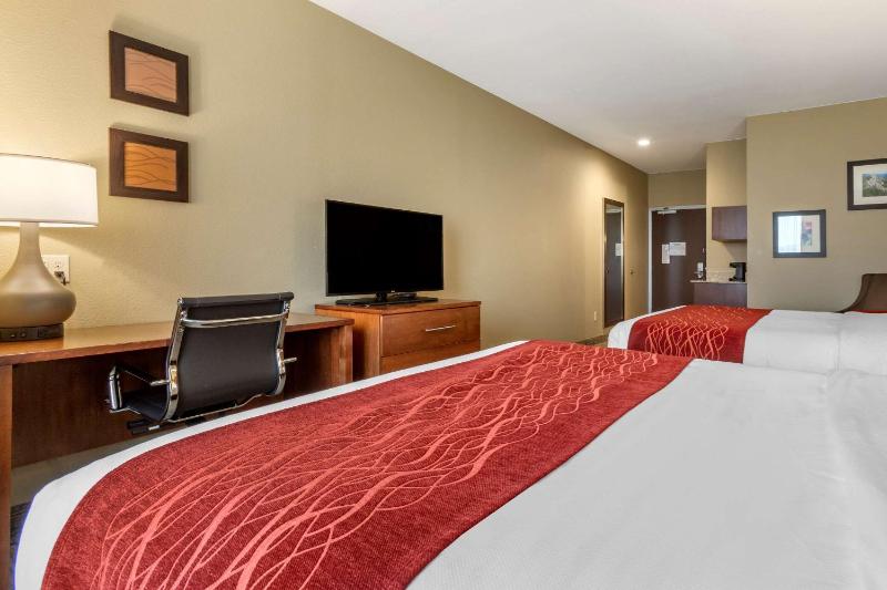 Standard Queen Room with Two Queen Beds - Non-Smoking image 3