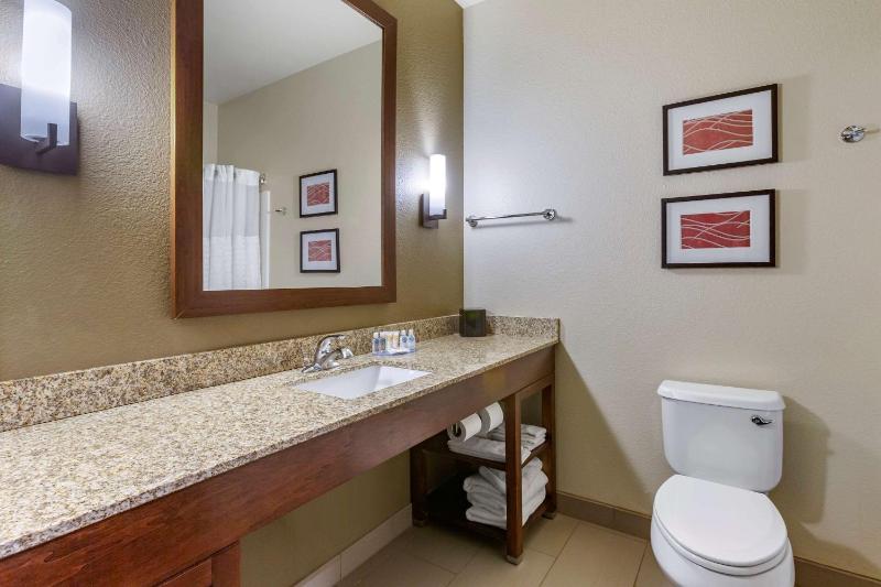 Triple Queen Suite image 1