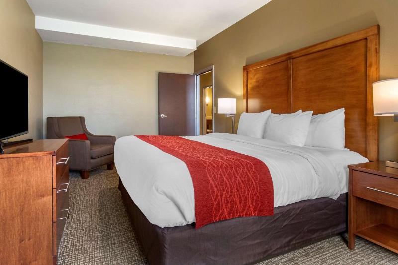 Triple Queen Suite image 3