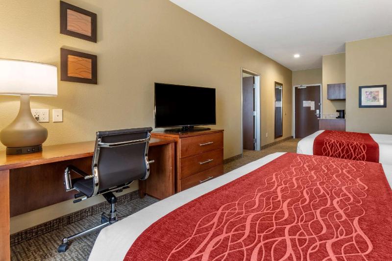 Triple Queen Suite image 2