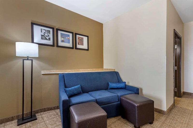 King Suite - Non-Smoking image 3