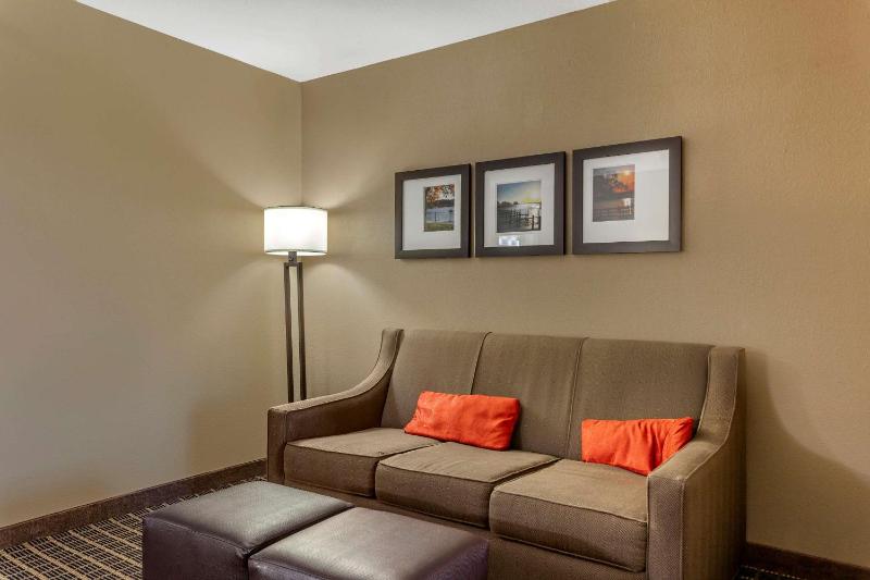Queen Suite with Two Queen Beds - Non-Smoking/SofaBed image 2