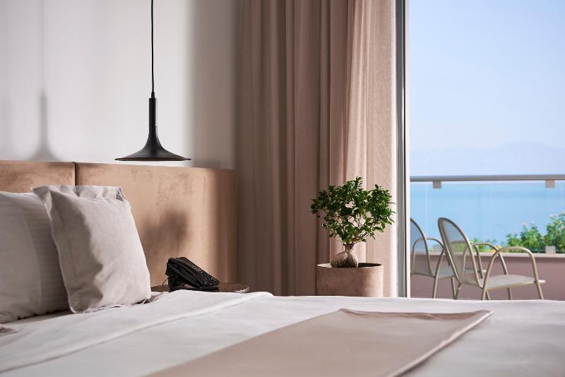 Deluxe Suite with Sea View image 1