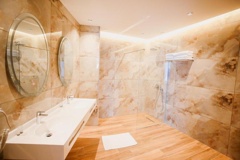 Superior Triple Room with Sea View image 3