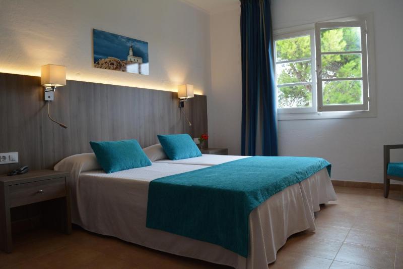 Twin Room image 3