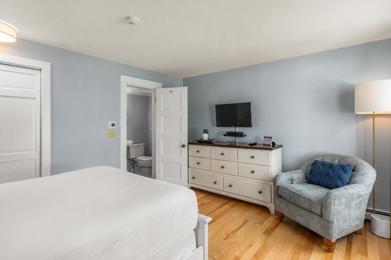 Standard Queen Room image 3