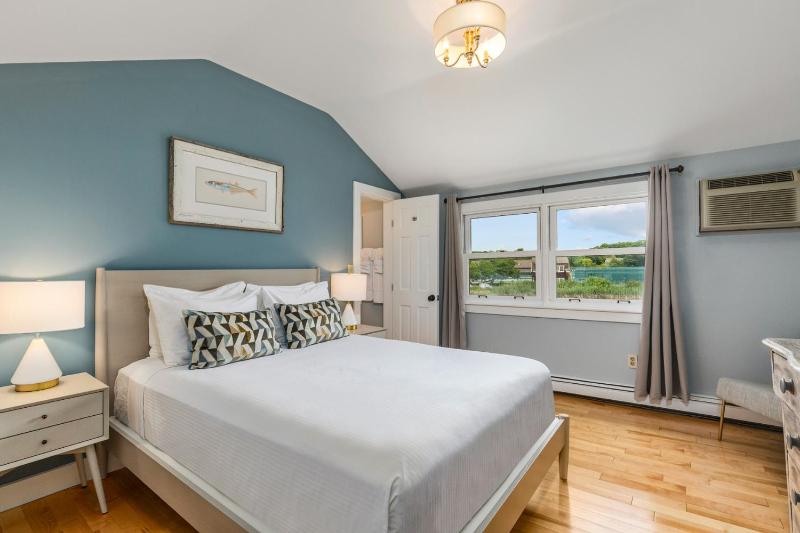 Queen Room with Lake View image 2