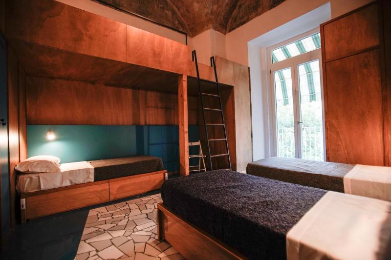 Deluxe Quadruple Room image 2