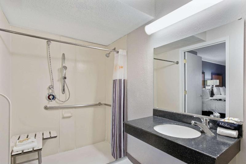 Double Room with Two Double Beds and Roll-In Shower - Mobility Accessible/Non-Smoking image 1