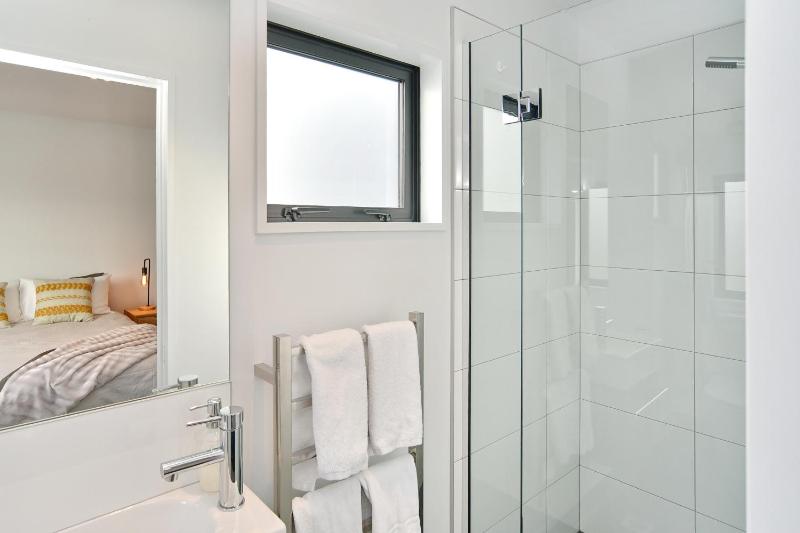 Salisbury Style - Modern city apartment - Christchurch Holiday Homes - image 12