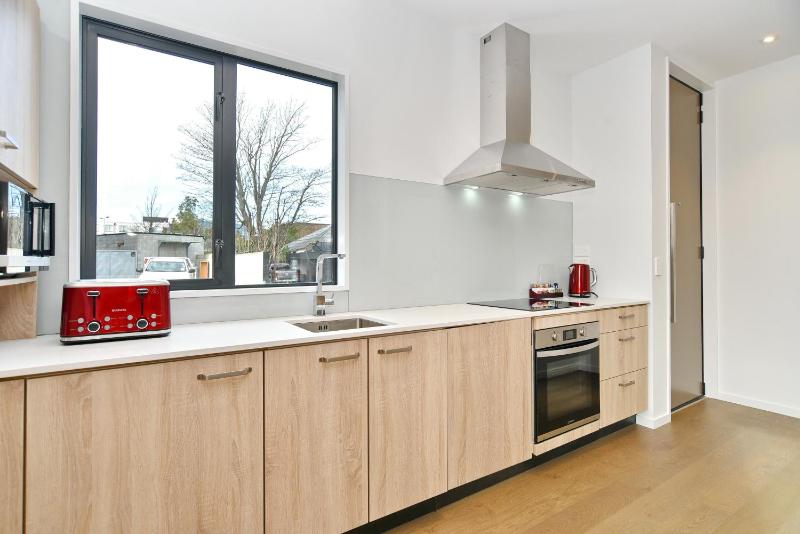 Salisbury Style - Modern city apartment - Christchurch Holiday Homes - image 5