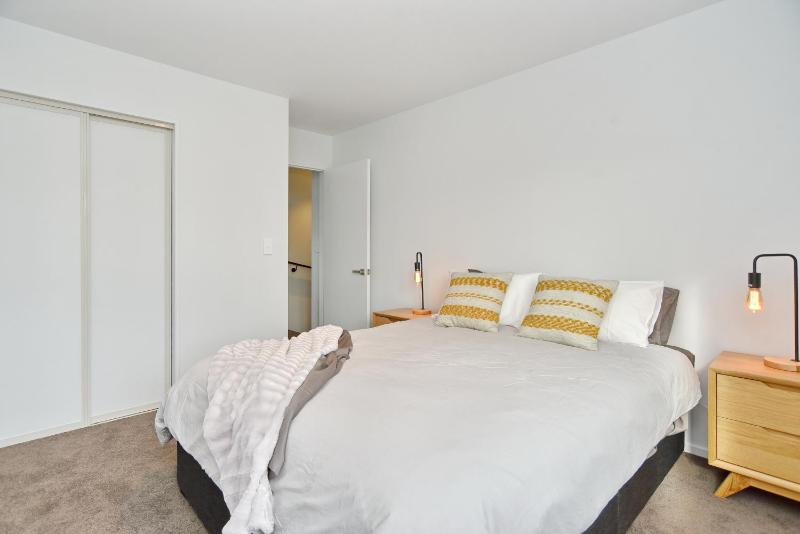 Salisbury Style - Modern city apartment - Christchurch Holiday Homes - image 11