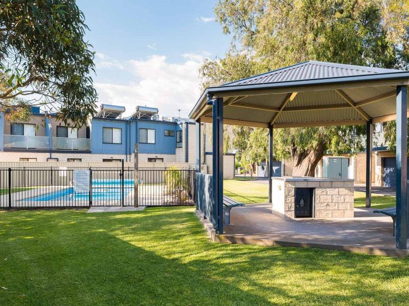 Sea Breeze - with solar heated pool in the complex - image 2