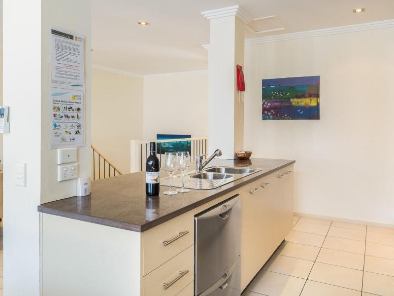 Sea Breeze - with solar heated pool in the complex - image 15