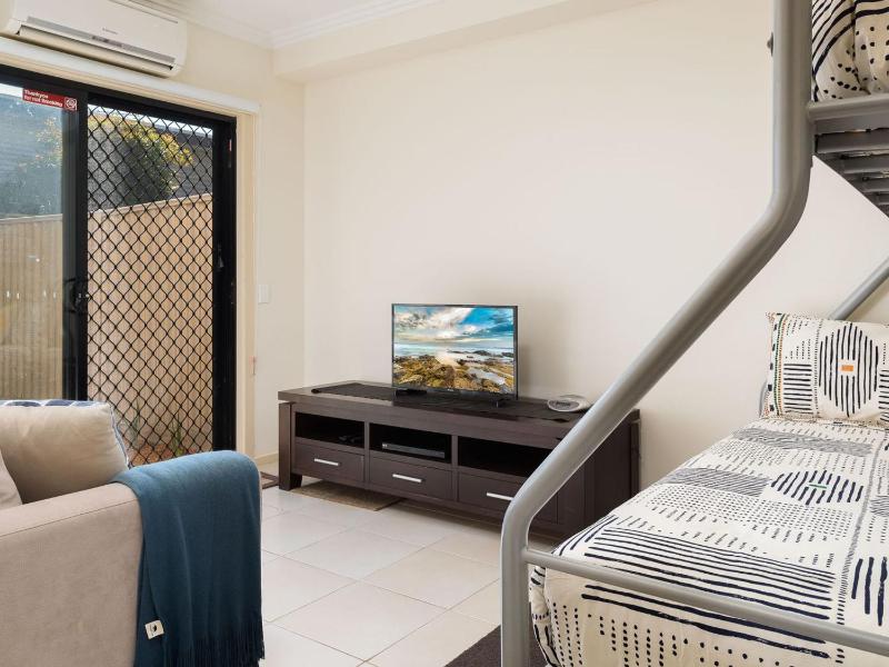 Sea Breeze - with solar heated pool in the complex - image 3