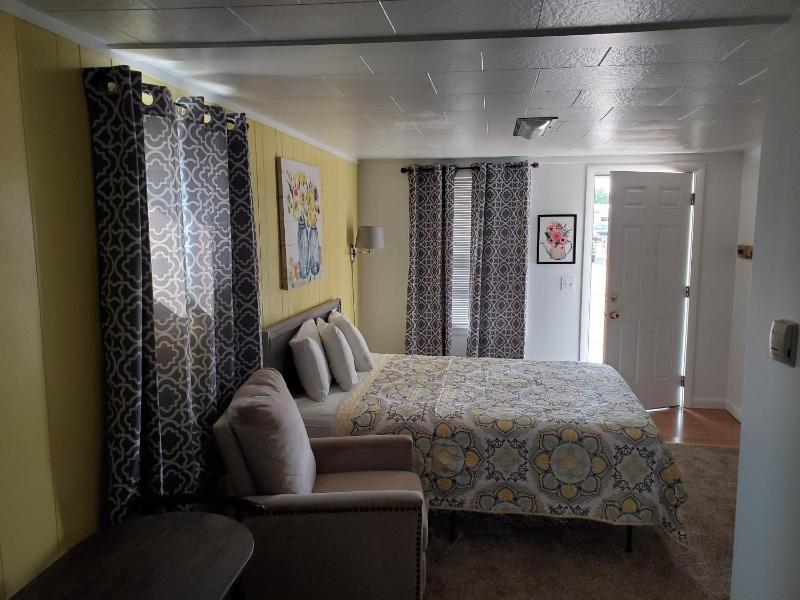 Single Queen Room image 4