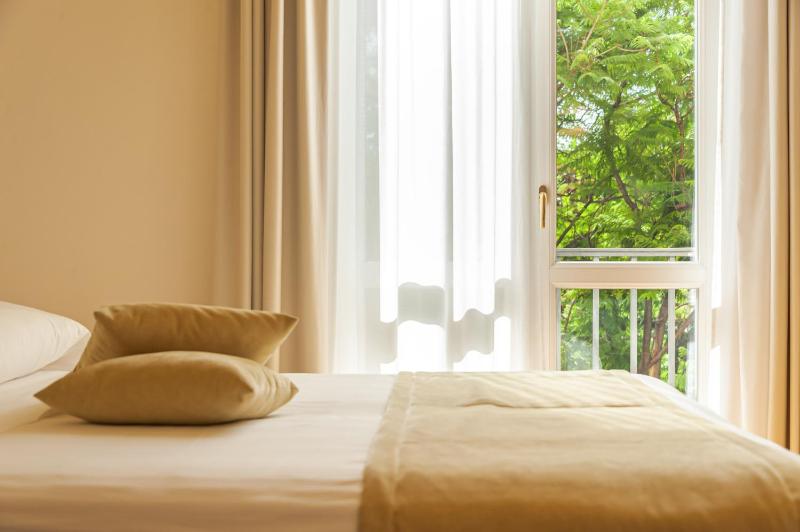Deluxe Double Room with Balcony and Side Sea View image 4
