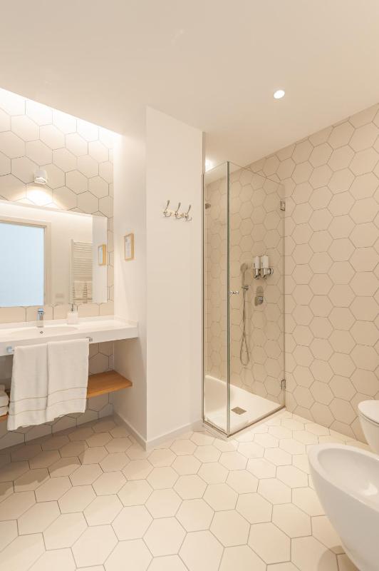 Deluxe Double Room with Side Sea View image 2