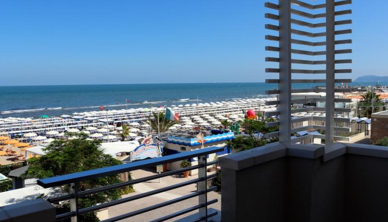 Deluxe Double Room with Front Sea View image 1