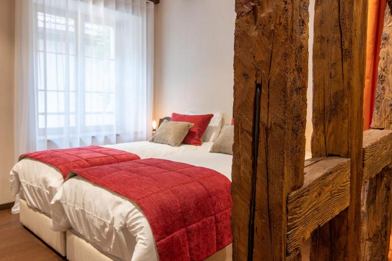 Apartment with Shower image 3