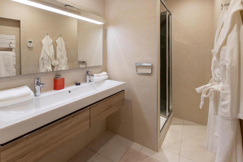 Apartment with Shower image 2