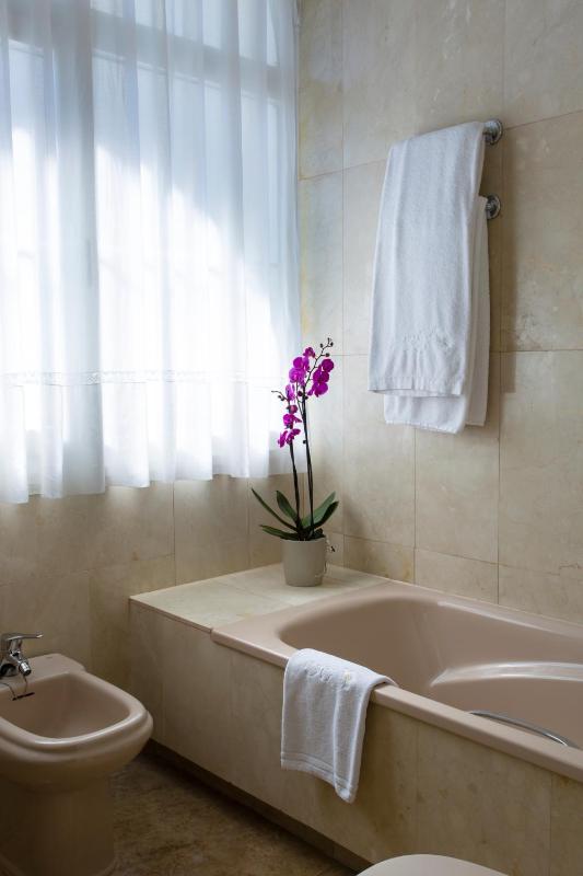 Standard Queen Room image 1