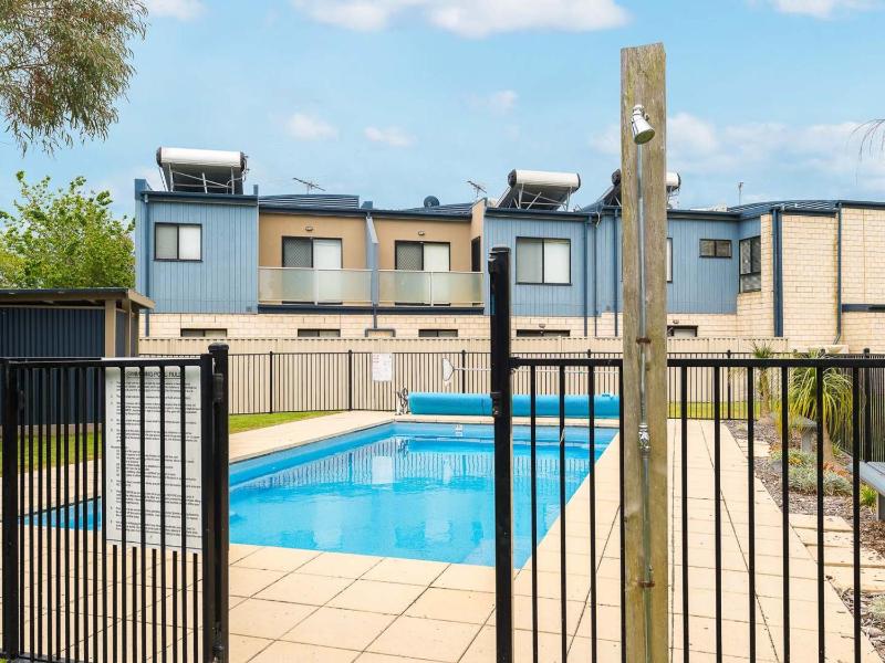 Sea Breeze - with solar heated pool in the complex - image 10