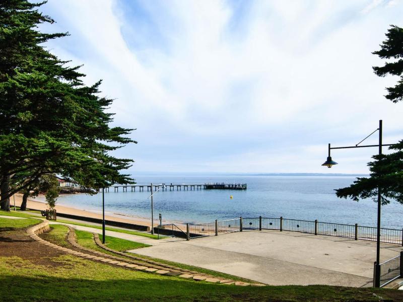Sea Breeze - with solar heated pool in the complex - image 17